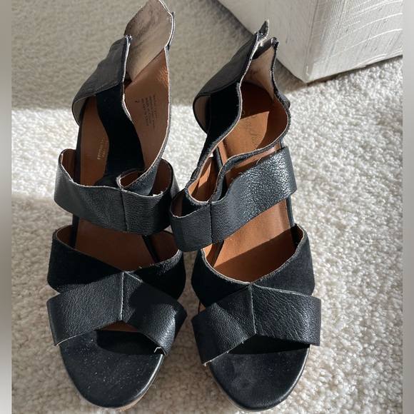 Seychelles black and tan wedges size 7 from
Charyli boutique - Picture 2 of 4